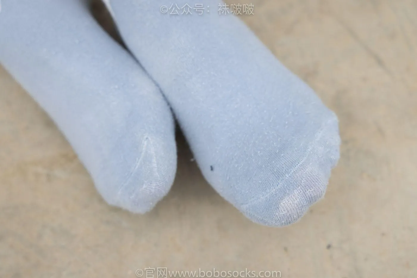 [BoBoSocks袜啵啵]NO.020 熊熊-NB运动鞋、蓝色短棉袜（踩脏）、裸足 [150P]插图3